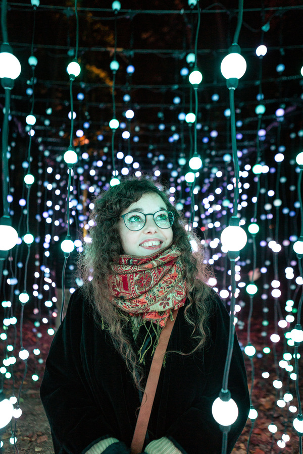 Jeune fille au milieu de guirlande de lumière